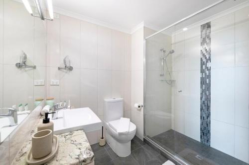 Koupelna v ubytování Zen Coastline with pool - balcony dining - sea view