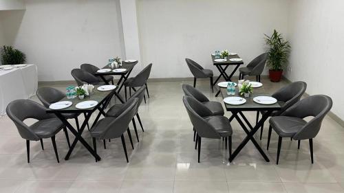 古尔冈Corporate Prime Stay的房间里的一组桌椅