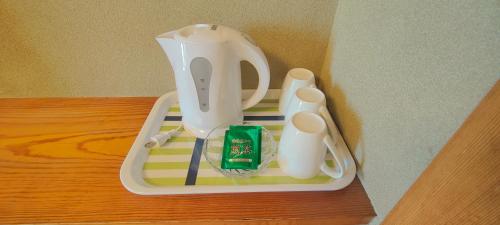 a white blender on a tray on a table at 和みの宿いろり 甘露の湯付き in Shirahama