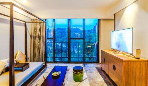 TV/trung tâm giải trí tại Yangshuo Courtyard Hotel- Book the Double Room with Terrace or Family Suite for 3 nights and enjoy free pickup
