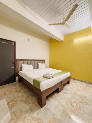 Una cama o camas en una habitación de Hotel Heraa Inn