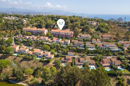 a hot air balloon flying over a residential neighborhood at Cosy Apartement Gaia Villeneuve-Loubet - Happy Rentals in Les Beaumettes