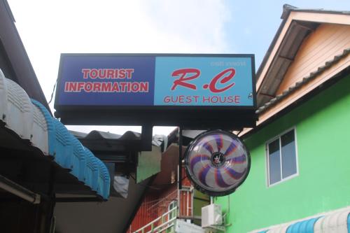 ein Schild für eine Pension an der Seite eines Gebäudes in der Unterkunft Rc Guest House in Ko Phi Phi