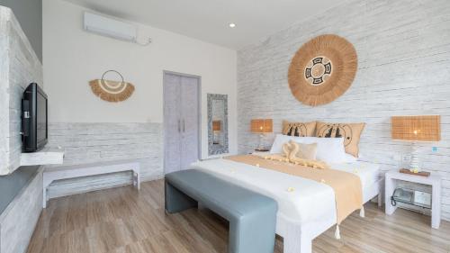ein Schlafzimmer mit großem Bett und Fernseher in der Unterkunft Villa Larimar by Villa Finder in Legian