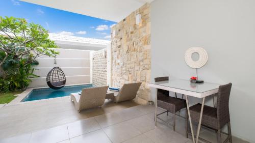 Khu vực ghế ngồi tại Villa Larimar by Villa Finder