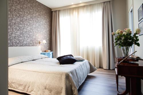 a bedroom with a bed and a vase of flowers at Alla Meta in Mogliano Veneto