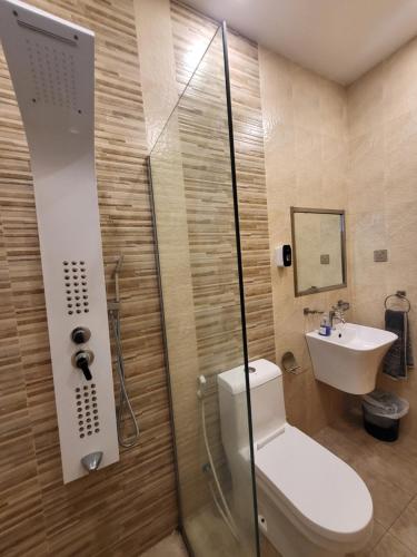une salle de bain avec une douche, des toilettes et un lavabo dans l'établissement Smart Stay 2, à Djeddah