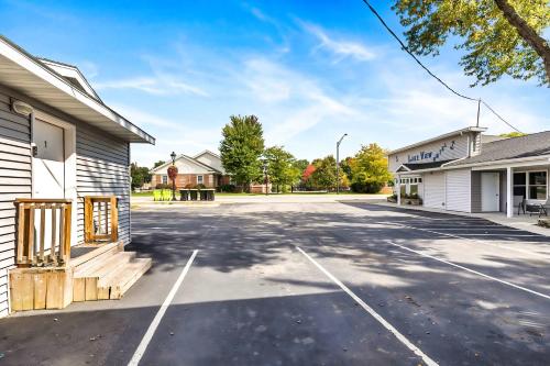 un parcheggio vuoto di fronte a un edificio di Double Bed suite in Heart of Lake City a Lake City