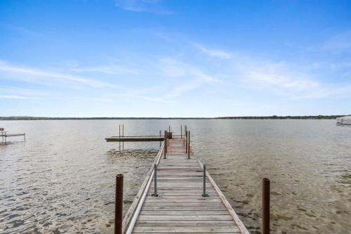 un molo nel mezzo di un bacino idrico di Double Bed suite in Heart of Lake City a Lake City
