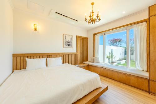 Postel nebo postele na pokoji v ubytování 제주 습작풀빌라, jeju seubjag poolvilla