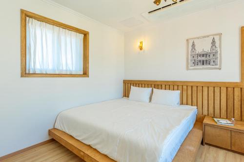 Postel nebo postele na pokoji v ubytování 제주 습작풀빌라, jeju seubjag poolvilla