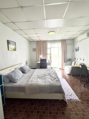 Ban Nong Khwang TawanにあるPrivate 3rd Floor Roomの大きなベッドとソファのある寝室