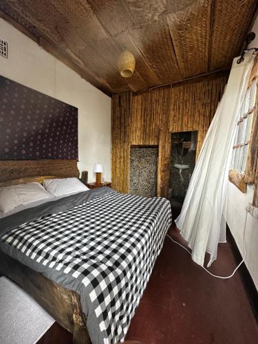 Giường trong phòng chung tại Bomani House