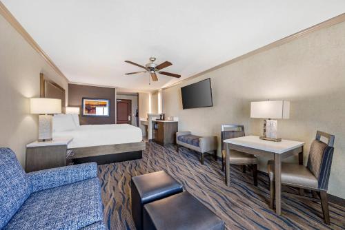 Letto o letti in una camera di Elizabeth Oceanfront Suites, an Ascend Collection Hotel