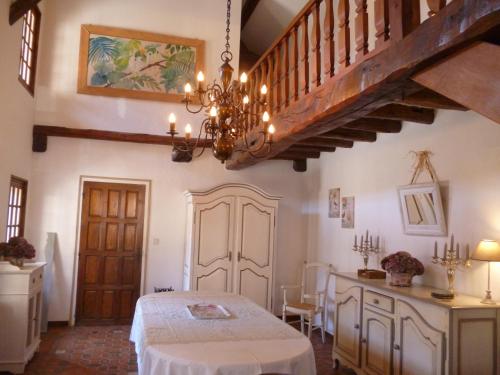 Sainte-LivièreにあるLe Gite de Laurenceの階段のある部屋のベッドルーム1室(ベッド1台付)