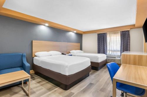 Econo Lodge Woodbridgeにあるベッド