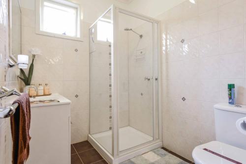 Bilik mandi di Suburban charm, great location