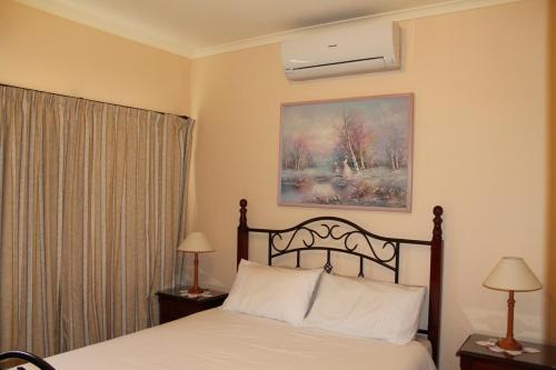 Katil atau katil-katil dalam bilik di Suburban charm, great location