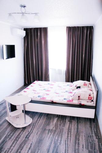 マリウポリにあるApartment on Prospekt Miraのベッドルーム(ベッド1台、テーブル付)