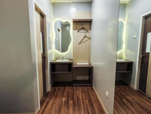 een hal met een wastafel en een spiegel bij Sunrise Hotel in Malang