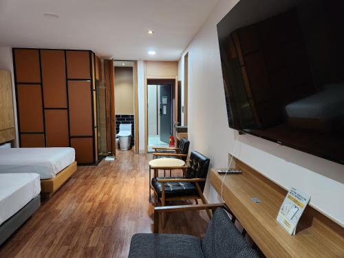 a hotel room with a bed and a flat screen tv at Central Plaza Hotel in Seryu-dong