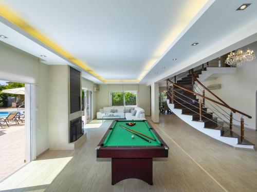 Biliár nebo kulečník v ubytování Pervolia Nirides Seaside Mansion 7