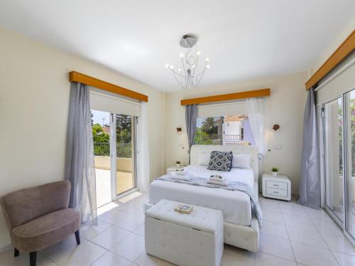 Postel nebo postele na pokoji v ubytování Pervolia Nirides Seaside Mansion 7