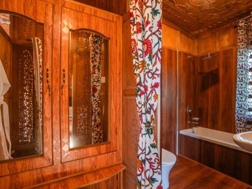 Un baño de Moustache Houseboat Srinagar