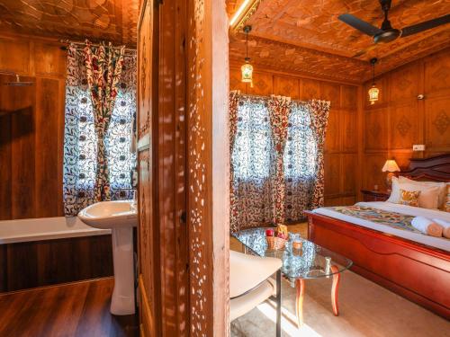Una cama o camas en una habitación de Moustache Houseboat Srinagar