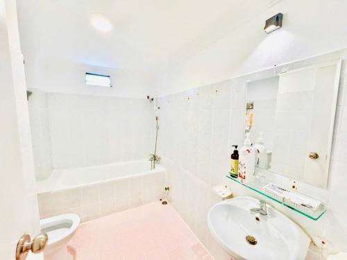 Ένα μπάνιο στο New Sunny Hotel