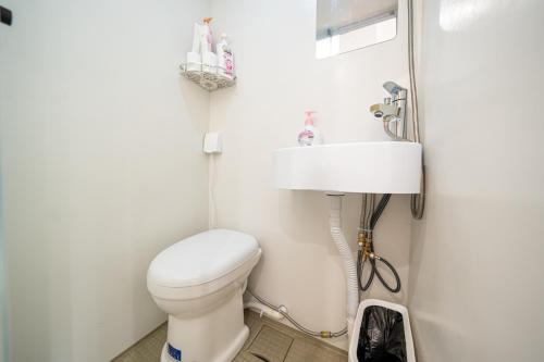 une petite salle de bain avec toilettes et lavabo dans l'établissement ChenXiang, à Shanghai