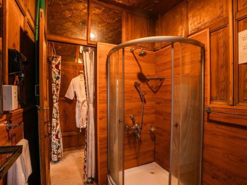 Un baño de Moustache Houseboat Srinagar