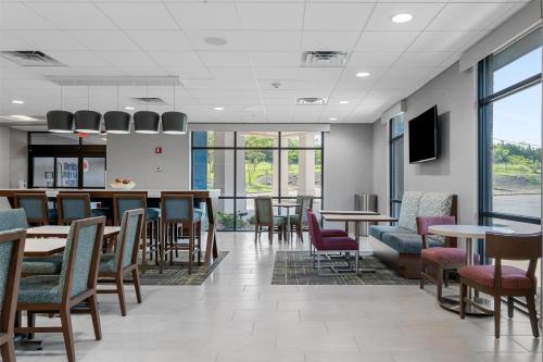 フロント・ロイヤルにあるHampton Inn Front Royalのテーブルと椅子と窓のあるダイニングルーム