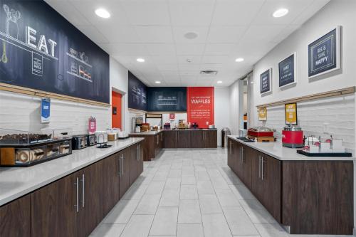 Hampton Inn Front Royalにあるキッチンまたは簡易キッチン