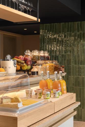 een aanrecht met een hoop voedsel erop bij Hotel de la Plage in Erquy