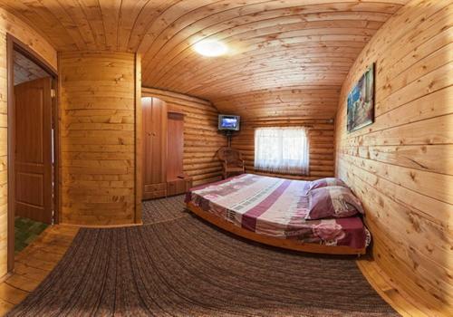 IlʼnytsyaCottage Teremok的小木屋里的一间卧室，里面有一张床