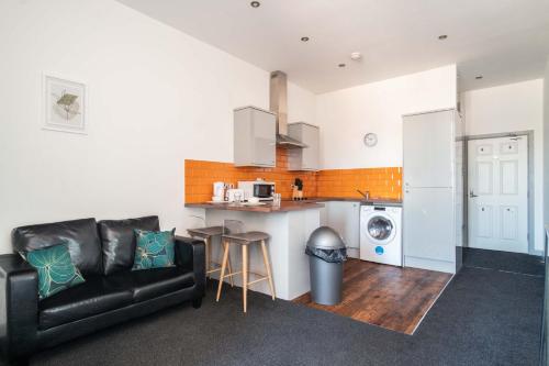 Kuchyň nebo kuchyňský kout v ubytování Bright & Modern 1 Bed Apartment in Blackburn Centre