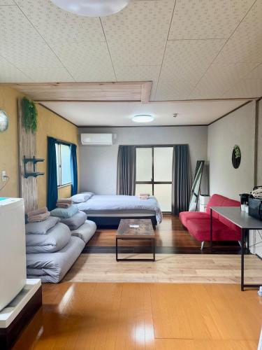 un soggiorno con un letto e un divano di Cozy private apartment between Osaka and Kyoto a Hirakata