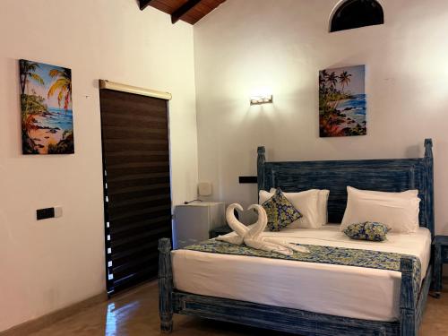 Cama o camas de una habitación en Bedazzle Waves Wadduwa