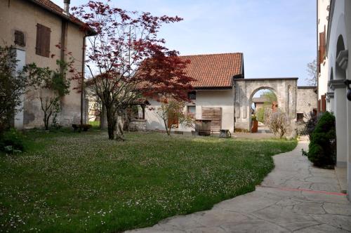 a yard of a house with a grassy yard at Agriturismo Antica Pieve in Limana