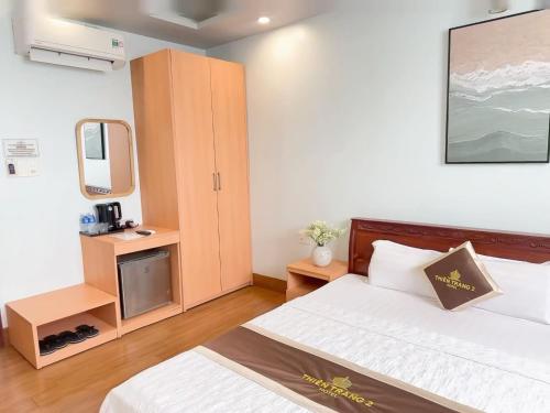 a hotel room with a bed and a tv at Thiên Trang 2 Hotel - Khách sạn gần bến tàu Rạch Giá in Rach Gia
