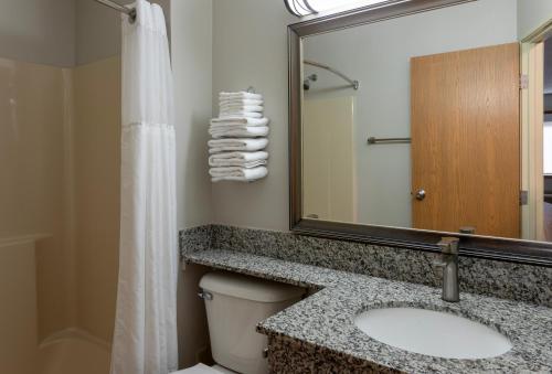 Ένα μπάνιο στο GrandStay Hotel & Suites