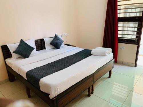 a large bed in a room with at Best Homestay Near Chandigarh Int'l Airport in Chandigarh Airport