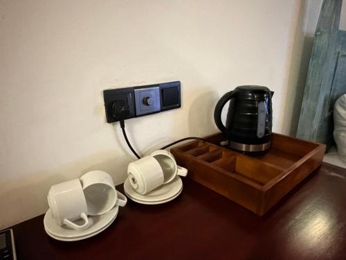 Utensilios para hacer té y café en Bedazzle Waves Wadduwa