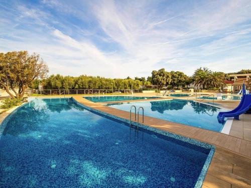 ノヴァリャにあるMobile Home in Novalja near Pebble Beachの青い水の大きなプール