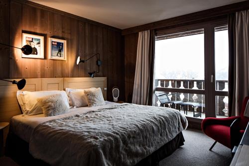 Un pat sau paturi într-o cameră la Les Trois Vallées, a Beaumier hotel