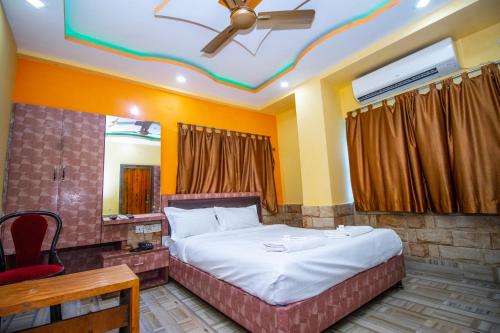1 dormitorio con 1 cama grande y techo en Hotel AG Star, en kolkata