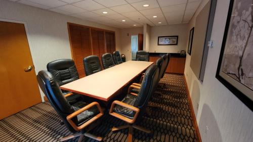 a conference room with a table and chairs at Holiday Inn Express Fayetteville Fort Bragg by IHG in Fayetteville