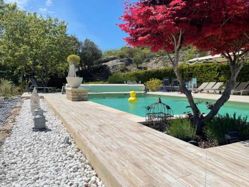 Kolam renang di atau dekat dengan Bastide provençale à Murs, coeur du Lubéron