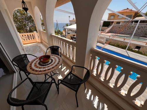 Villa with private pool, only 7 min to the beach